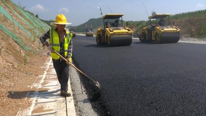 戰(zhàn)高溫斗酷暑 趕工期搶進(jìn)度 230國(guó)道紅安縣七里坪至縣城段改擴(kuò)建工程穩(wěn)步推進(jìn)