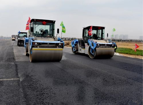 湖北黃岡首例普通公路無(wú)人集群智慧化瀝青路面施工成功