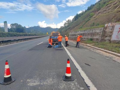 2024年7月30日,信豐公路分中心組織工作人員修補公路路面坑槽。