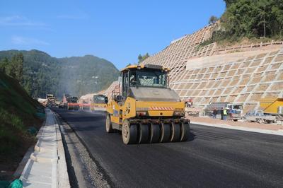 沖刺！蒼巴高速公路蒼漁段進(jìn)入瀝青攤鋪作業(yè)新階段